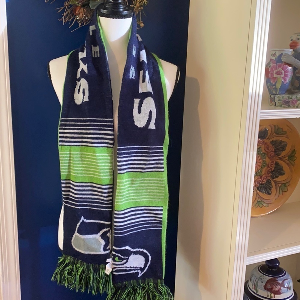 NWOT Men’s Forever Collectibles Seattle Seahawks Reversible Green and Blue Scarf
